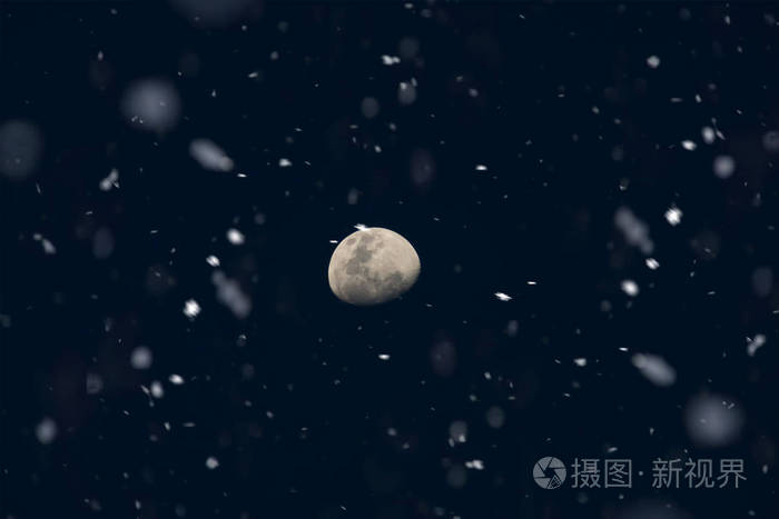 深蓝的夜晚雪下了月亮