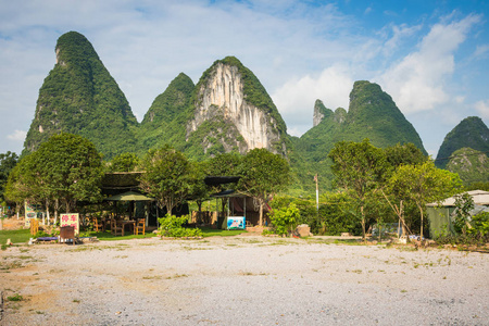 桂林阳朔县风景秀丽的夏季阳光景观。 美丽的喀斯特山观，蓝天背景上令人惊叹的青山。