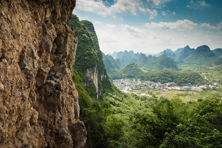 桂林喀斯特山脉景观。 位于广西桂林阳朔附近。