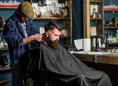 理发师理发剪头发胡子的家伙, 复古理发店的背景。时髦的发型概念。时髦的客户得到理发。理发剪修剪头发的客户颈背