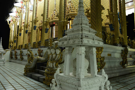 泰国寺庙由泰国图案装饰，金色装饰。