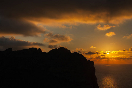 西班牙北马洛卡巴利阿里群岛日落天空自然景观帽。