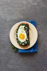 健康黑麦面包三明治在盘子与甘蓝炒鸡蛋和FETA奶酪在混凝土背景顶部视图。 健康饮食减肥饮食生活方式的概念。 平躺式。