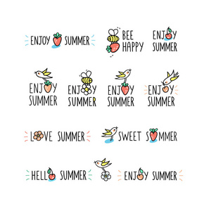 享受夏季标志设置。小鸟和蜜蜂采摘草莓，樱桃和花朵。可爱的手绘字母与有趣的字符和图形元素在白色背景