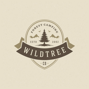森林露营标志矢量插图。 户外探险休闲松树剪影衬衫印花邮票。 老式排版徽章设计。