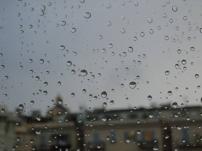 春天大雨过后，窗户上的水滴效果令人惊叹