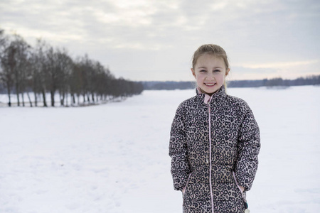 小金发瑞典女孩站在户外冬季景观