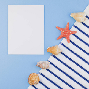 创意广场平面布局概念暑期旅游度假。 海滩毛巾贝壳和海星的顶部视图，在彩色蓝色背景上，复制空间以最小的样式模板为文本。