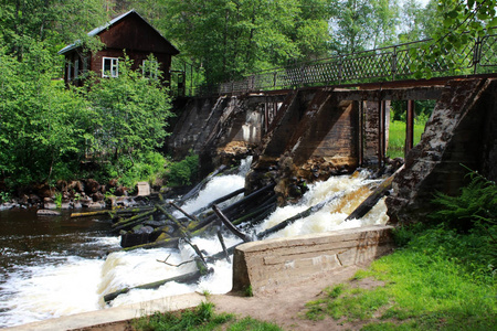 河上一座有暴风雨的水坝。 列宁格勒地区俄罗斯。