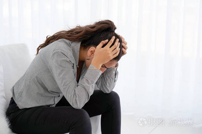 家庭中的悲伤 一个孩子的死亡 悲伤沮丧的女人坐在沙发上.