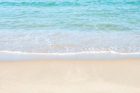 泰国夏季白天用波浪和白沙拍摄海岸HD R选择性聚焦和白色平衡色调移位