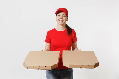 穿红色帽子T恤的女人在白色背景上隔离了食物订单披萨盒。 女性皮萨曼快递持有意大利披萨在透明的空纸板平箱。 复制空间交付概念
