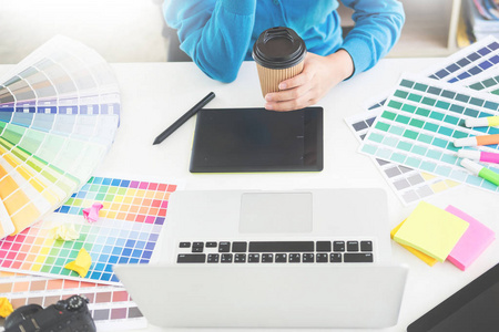 室内设计或平面设计师翻新和技术概念妇女工作与颜色样本的选择。 在工作场所选择彩色片特写。 有创造力的人