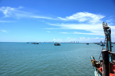 海景和小船在渔港码头和小渔船泰国生活在Sattahip Chonburiview与小渔船在Bangsare渔港码头