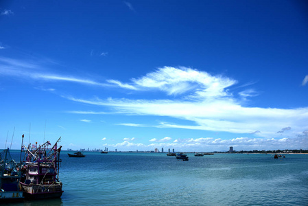 海景和小船在渔港码头和小渔船泰国生活在Sattahip Chonburiview与小渔船在Bangsare渔港码头