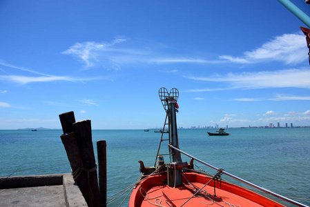 海景和小船在渔港码头和小渔船泰国生活在Sattahip Chonburiview与小渔船在Bangsare渔港码头