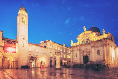 圣布莱斯教堂在杜布罗夫尼克老城克罗地亚晚上著名的旅游目的地克罗地亚。 杜布罗夫尼克旧城于1979年被列为联合国教科文组织世界遗产