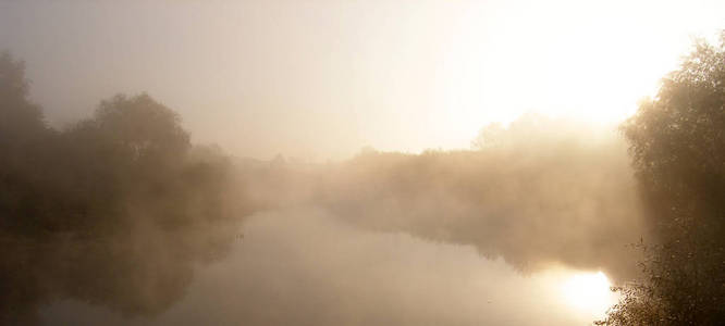 雾蒙蒙的夏天早上在河上