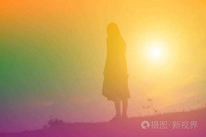 悲伤和沮丧的女人独自