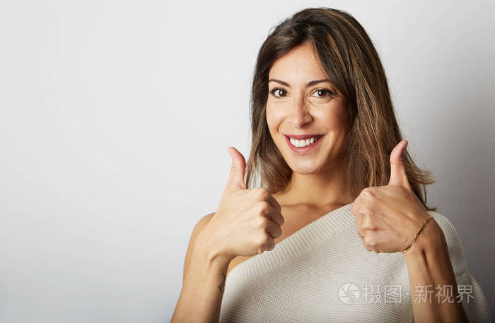 快乐的欣喜若狂的年轻黑发妇女与长发完全同意在空白的白色背景.