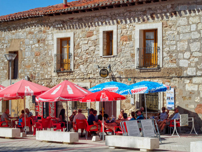 繁忙的酒吧和餐厅在 Mateos 加戈服务西班牙风