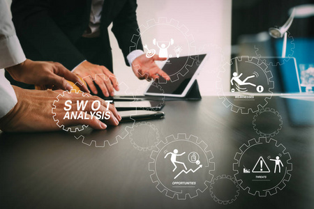 SWOT分析虚拟图与优势，弱点，威胁和机会的公司.co工作组会议的概念，商人使用智能手机和数字平板电脑和笔记本电脑。