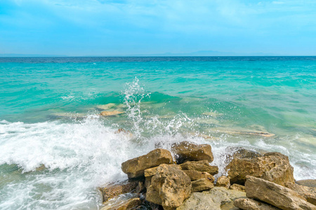 暴风雨般的海浪，撞击在岩石海岸