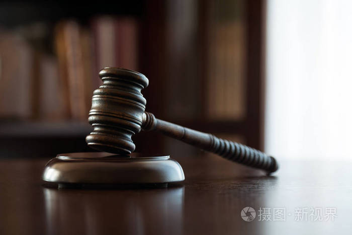 法律和司法概念法官的锤子是正义的天平法庭主题