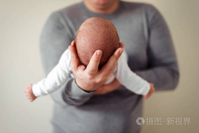 幸福的爸爸抱着刚出生的婴儿,头顶着一个婴儿照片-正版商用图片12b00b