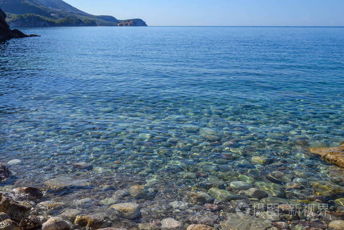 平静的大海和大石头. 亚得里亚海的透明水. 黑山