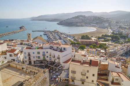 西班牙瓦伦西亚佩尼斯科拉镇的景色。 具有深蓝色海洋和地中海建筑的西班牙旅游景观