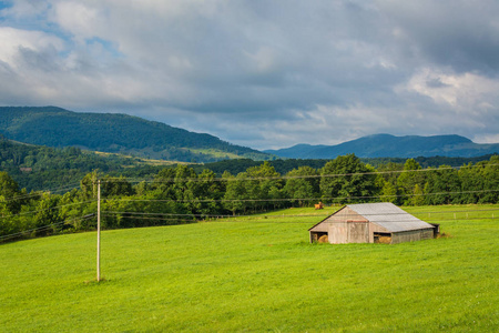 西弗吉尼亚州波托马克高地农村农场和山脉的景色。