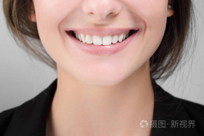 特写镜头的女人微笑与白色健康的牙齿