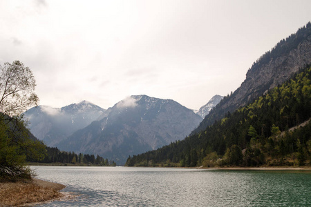 在阿尔卑斯山的背景下，瑞士雄伟的翡翠山湖