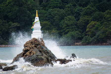 泰国海上岩石上的白塔