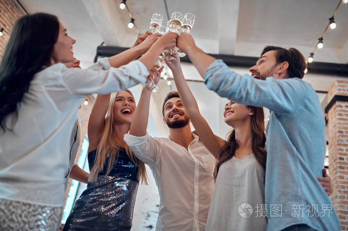 让聚会开始吧! 一群年轻人在一起玩得很开心.