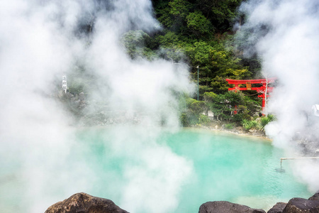 乌米吉戈库或海地狱被带到贝普，蒸汽温泉间歇喷泉从钴水中蒸出来。 喷泉附近的红色托里门。 日本北浦