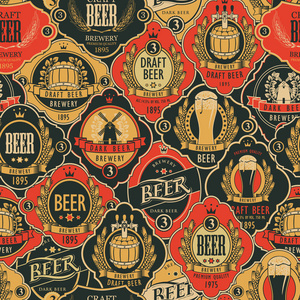 矢量无缝图案的主题啤酒与各种啤酒标签与桶啤酒杯图像，磨坊月桂花，麦穗等复古风格。