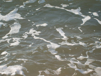 克里米亚喀尔其半岛上的海滩上的阿佐夫水和沙质地