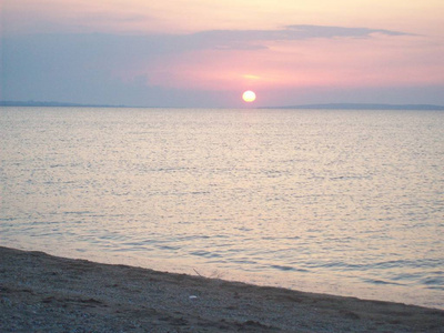 日落时克里米亚半岛克什海滩图片