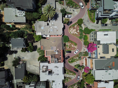 老式色调空中伦巴德街，东西街在旧金山加利福尼亚。 以陡峭的一个街区段和八个发夹转弯而闻名。 弯弯曲曲的陡峭山岗，蜿蜒曲折的一条路