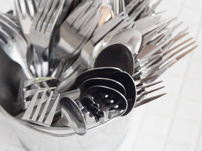 勺子和叉子不锈钢包括在桌子上的不锈钢水箱中。