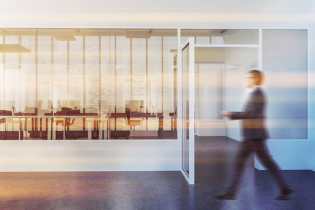 商人在一个现代化的法律公司办公室大厅，一个混凝土地板和电脑办公桌站在一排。 一扇敞开的玻璃门。 三维渲染模拟色调图像模糊