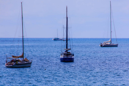 美丽的海景奈哈恩海滩普吉岛，背景是帆船和大篷车。