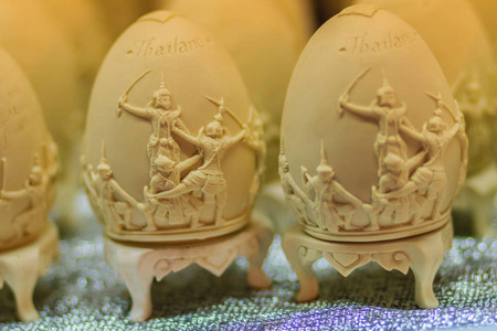 美丽的酯蛋与泰国图案。 手写铭文快乐复活节泰国风格的图案。