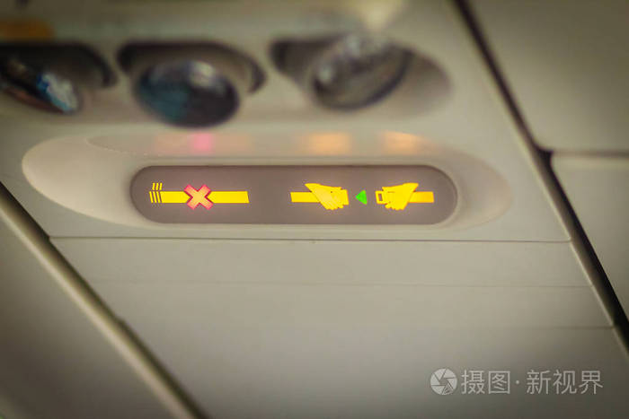 禁止吸烟并在飞机上系安全带标牌在飞机上系好安全带和禁止吸烟标志
