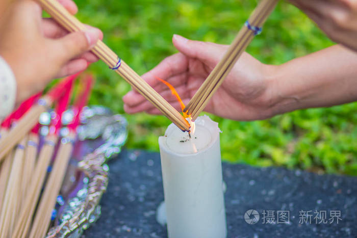 双手合拢点燃香棒以供梵天的形象崇拜