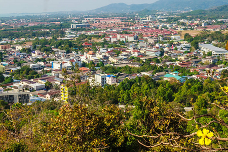 从泰国普吉市的高朗观点，小山丘，美丽的普吉市景观。