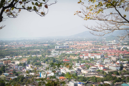 从泰国普吉市的高朗观点，小山丘，美丽的普吉市景观。