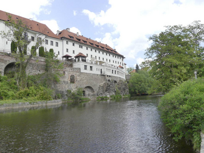 捷克共和国CeskyKrumlov2018年5月9日城市街道景观。 城市历史建筑的景色。